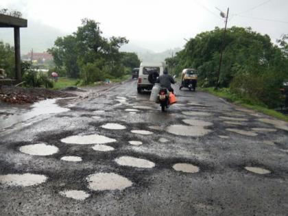 The lives of the villagers on the old Mumbai Agra highway were disrupted | जुन्या मुंबई आग्रा महामार्गावरील खड्यांमुळे जनजीवन विस्कळीत