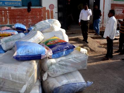 Three tons of plastic seized in Jalna city ...! | जालना शहरात तीन टन प्लास्टिक जप्त...!