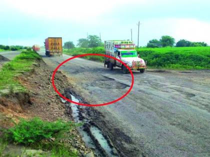 Potholes on the national highway; The cause of the accident | राष्ट्रीय महामार्गावरील खड्डे ठरताहेत अपघातास कारणीभूत