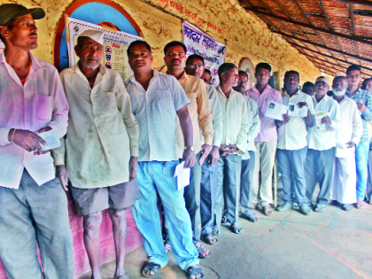 Spontaneous voting in Karveer, Radhanagar | करवीर, राधानगरीत उत्स्फूर्त मतदान