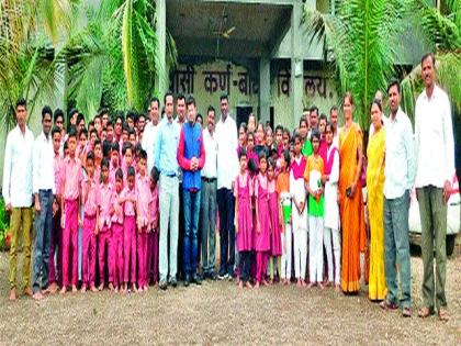 Felicitated the gold medal winner of the Maingoli School | मायबोली विद्यालयातील सुवर्णपदक विजेत्यांचा सत्कार