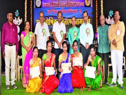 V J. Distribution of awards in high school | व्ही. जे. हायस्कूलमध्ये पारितोषिक वितरण