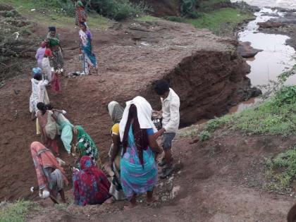 Farmers: The plight of the road as it flows | रस्ता वाहून गेल्याने शेतक:यांचे हाल