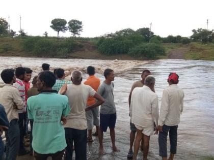 Courageous youth rescued by boat: The lives of six of them | धाडसी युवकांनी वाचवले पुरात वाहून जाणा:या सहा जणांचे प्राण Courageous youth rescued by boat: The lives of six of them | धाडसी युवकांनी वाचवले पुरात वाहून जाणा:या सहा जणांचे प्राण