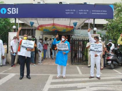 Demonstrations by BJP for peak debt and debt waiver | पीककर्ज व कर्जमाफीसाठी भाजपतर्फे ठिकठिकाणी निदर्शने Demonstrations by BJP for peak debt and debt waiver | पीककर्ज व कर्जमाफीसाठी भाजपतर्फे ठिकठिकाणी निदर्शने