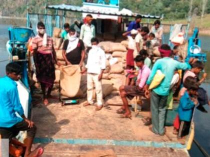 Distribution of food grains by boat to villages on the banks of Narmada | नर्मदा काठावरील गावांना बोटीने धान्याचे वितरण Distribution of food grains by boat to villages on the banks of Narmada | नर्मदा काठावरील गावांना बोटीने धान्याचे वितरण