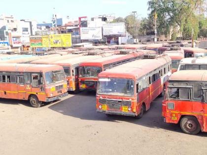 ST loss and loss of four lakh rupees daily | एसटी थांबल्याने चारही आगारांचे दररोज ५० लाख रुपयांचे नुकसान ST loss and loss of four lakh rupees daily | एसटी थांबल्याने चारही आगारांचे दररोज ५० लाख रुपयांचे नुकसान
