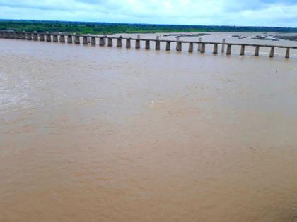 Prakasha, Sarangkheda Barrage doors opened | प्रकाशा, सारंगखेडा बॅरेजचे दरवाजे उघडले Prakasha, Sarangkheda Barrage doors opened | प्रकाशा, सारंगखेडा बॅरेजचे दरवाजे उघडले