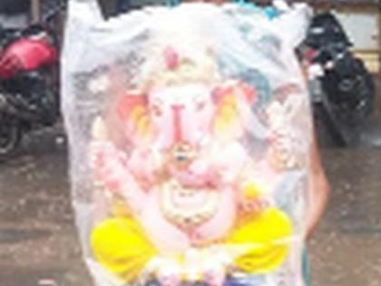 Crowds to buy idols in the pouring rain | तळोद्यात भर पावसात मूर्ती खरेदीसाठी गर्दी Crowds to buy idols in the pouring rain | तळोद्यात भर पावसात मूर्ती खरेदीसाठी गर्दी