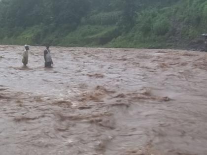 As there is no bridge on the river, the villagers of Kaulimal have to wait for water | नदीवर पूल नसल्याने कौलीमाळ ग्रामस्थांची पाण्यातून वाट As there is no bridge on the river, the villagers of Kaulimal have to wait for water | नदीवर पूल नसल्याने कौलीमाळ ग्रामस्थांची पाण्यातून वाट