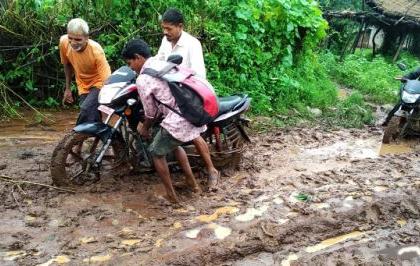 Motorists suffer due to mud on dirt roads | मातीच्या रस्त्यावर चिखल झाल्याने वाहनधारक त्रस्त Motorists suffer due to mud on dirt roads | मातीच्या रस्त्यावर चिखल झाल्याने वाहनधारक त्रस्त