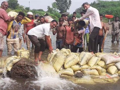Three places were closed from the laborers on the Nizra river at Mod | मोड येथील निझरा नदीवर श्रमदानातून तीन ठिकाणी बंधारे Three places were closed from the laborers on the Nizra river at Mod | मोड येथील निझरा नदीवर श्रमदानातून तीन ठिकाणी बंधारे