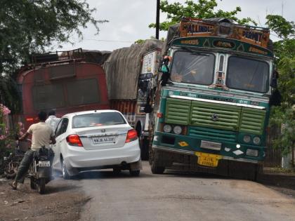 Due to heavy vehicles, residents of the colonies became ill | जड वाहनांमुळे वसाहतींमधील रहिवाशी झाले बेजार Due to heavy vehicles, residents of the colonies became ill | जड वाहनांमुळे वसाहतींमधील रहिवाशी झाले बेजार
