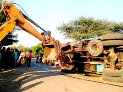 A sugarcane truck overturned due to a narrow road, injuring the driver; Incident on Chinchpada-Bandhare road | अरुंद रस्त्यामुळे उसाचा ट्रक उलटून अपघात चालक जखमी; चिंचपाडा-बंधारे रस्त्यावरील घटना