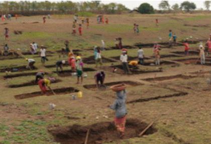 The large base of Rohyo near the village due to the loss of work in Gujarat | गुजरातमधील कामधंदा गेल्याने गावाकडच्या रोहयोचा मोठा आधार