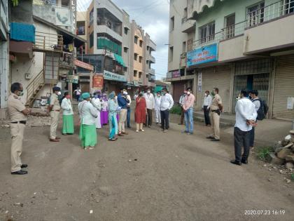 Onslaught by Bansod to those who do not wear masks | ओझरला मास्क नसणाऱ्यांची बनसोड यांच्याकडून कानउघाडणी