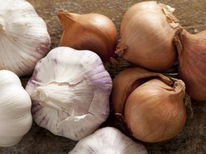 Toss the garlic clove after the onion! | कांद्यापाठोपाठ लसूणच्या चवेलाही ठसका !