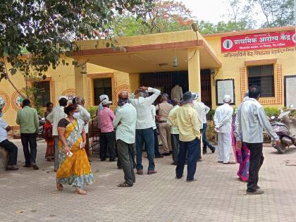 Toba crowd at Pimpalgaon vaccination center | पिंपळगावी लसीकरण केंद्रावर तोबा गर्दी