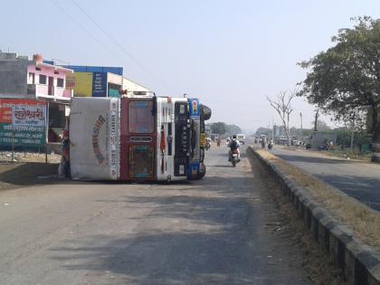 Parbhani: The traffic was in disarray due to the container reversal at Palam | परभणी : पालम येथे कंटेनर उलटल्याने वाहतूक झाली विस्कळीत