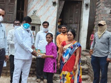 Home delivery textbooks to students in Yeola taluka | येवला तालुक्यात विद्यार्थ्यांना घरपोच पाठ्यपुस्तके