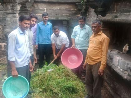 Cleanliness of the Jigakadecim cave shrine | जवखेडेसीम येथील चिरेबंदी विहिरीची साफसफाई