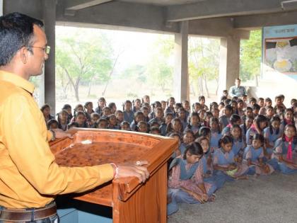 Mother teaches rites while father teaches conflict, hardship, sacrifice and dedication - Prof. Pankaj Patil | आई संस्कार रुजविते तर बाप संघर्ष, कष्ट, त्याग आणि समर्पण शिकवितो - प्रा.पंकज पाटील