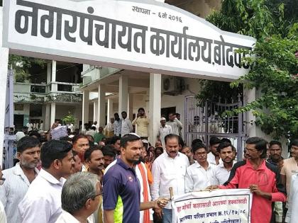 Shiv Sena marches on Bodwad to house council | बोदवड येथे घरकुलप्रश्नी शिवसेनेचा नगरपंचायतीवर मोर्चा