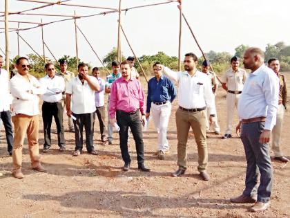 Sindhudurg: Reviewed by District Collector of Agriculture Exhibition, Helipad, Well done to work: Inspection of the Superintendent of Police | सिंधुदुर्ग : कृषी प्रदर्शनाचा जिल्हाधिकाऱ्यांकडून आढावा, हेलिपॅड, विहीर कामाची केली पाहणी : पोलीस अधीक्षकांचीही उपस्थिती