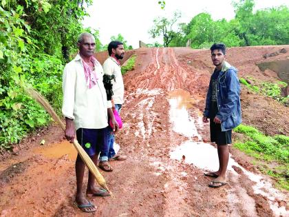 The canal was filled up, the dirt road at Ronapal was closed to traffic | कालव्याचा भराव खचला, रोणापाल येथील मातीचा जोडरस्ता वाहतुकीस बंद