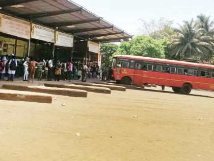 Due to ST, 700 rounds of ST started in the district for the convenience of passengers and servants | एसटीमुळे प्रवासी, चाकरमान्यांची सोय, जिल्ह्यात एसटीच्या ७०० फेऱ्या सुरू