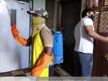 220 Corona warriors are spraying drugs in Thane | जीवावर उदार होऊन ठाण्यात २२० कोरोना योद्धे करताहेत औषध फवारणी