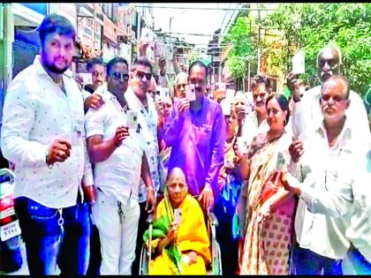 Polling done by 27 members in one family | एकाच घरातील तब्बल २७ सदस्यांनी केले मतदान