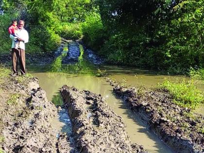 Agriculture yields stuck in the field due to bad roads | घाम गाळून पिकविलेला माल अडकला शेतातच!