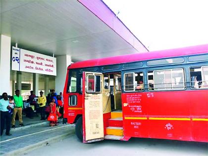 The platform is empty, but the red carpet stands on the other side | फलाट रिकामा, तरी लालपरी होई दुसरीकडे उभी