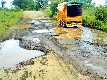 Road sidewalk | पळशी ते मुळावा रस्त्याची चाळणी