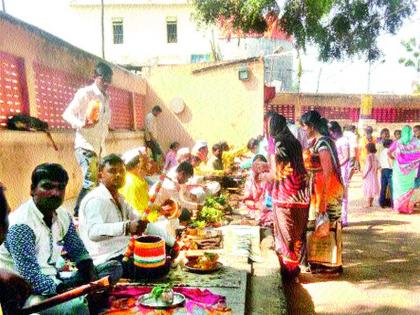 Malhharabhakta's guidance for the Champabhishetha at Khandoba temple in Chandanpuri | चंदनपुरी येथील खंडोबा मंदिरात चंपाषष्ठीनिमित्त  मल्हारभक्तांची मांदियाळी