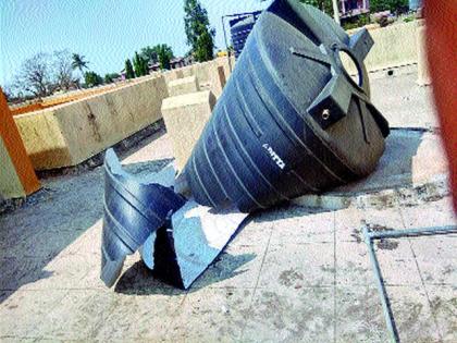 Water tanks split in three months | पाण्याच्या टाक्या  तीन महिन्यांत फुटल्या