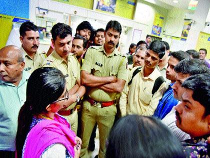  Customers queue at 'PMC' after the restriction | निर्बंधानंतर ‘पीएमसी’वर ग्राहकांच्या रांगा