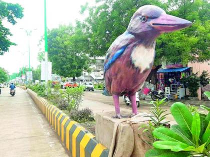 236 power poles on six lanes surrounded by 332 panels | सहा मार्गांवरील 236 वीजखांबांना 332 फलकांचा वेढा