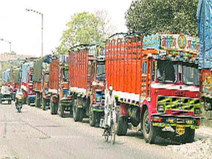 Extreme traffic of vehicles under the jailroad; Ignore the traffic branch | जेलरोडमार्गेअवजड वाहनांची सर्रास वाहतूक ; वाहतूक शाखेचे दुर्लक्ष