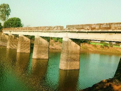 Traffic disruption due to the British dangerous dangerous bridge | ब्रिटिशकालीन धोकादायक पुलामुळे वाहतूक विस्कळीत