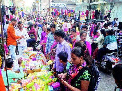  The school urges to buy goods from a particular shop | ठराविक दुकानातूनच वस्तू खरेदीचा शाळांचा आग्रह