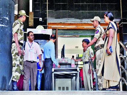 In Nashik municipality, general civilians including Naga Sevaks, check arms protectionists | नाशिक महापालिकेत नगसेवकांसह सामान्य नागरिकांना शस्त्रधारी सुरक्षारक्षकांचा जाच