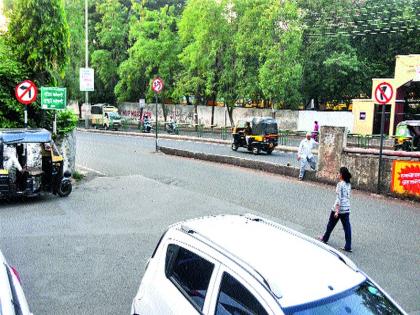  Discipline to drivers ... Transport Police Neighborhood! | वाहनचालकांना शिस्त... वाहतूक पोलीस बेशिस्त !