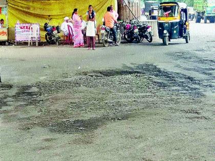 Bitko and Shivaji statue pits on the road under the flyover at the Chowk | बिटको व शिवाजी पुतळा चौकात उड्डाणपुलाखाली रस्त्यावर खड्डे