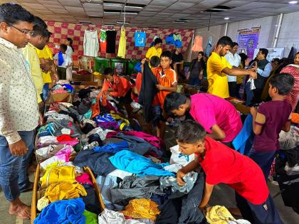 The clothes donated by the people were distributed free of charge by the Mira Bhaynder Municipal Corporation to the needy | लोकांनी दिलेले कपडे मीरा-भाईंदर महापालिकेने गरजूंना मोफत वाटले