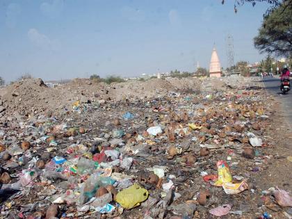  Delayed in front of Ramlila Ground | रामलीला मैदानासमोर कचरा साचल्याने दुर्गंधी