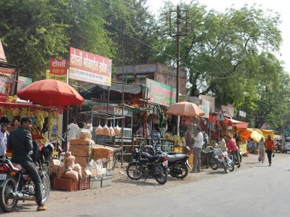  Business bust on footpath | फुटपाथवर व्यवसायिकांचे बस्तान