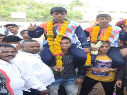 Gold, silver medals won by Dhule players in National School wrestling competition | राष्‍ट्रीय शालेय कुस्तीस्पर्धेत धुळ्याच्या खेळाडूंनी मिळविले सुवर्ण, रौप्य पदक