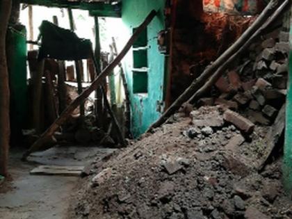 The rains caused walls and roofs to collapse | पावसामुळे घरांच्या भिंती व छत्त कोसळले